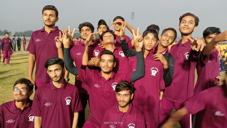 محکمہ تعلیم جنوبی پنجاب کے زیر اہتمام منعقدہ ڈیرہ غازی خان سکول اولمپکس میں ہاکی کی فاتح ٹیم خوشی سے سرشار