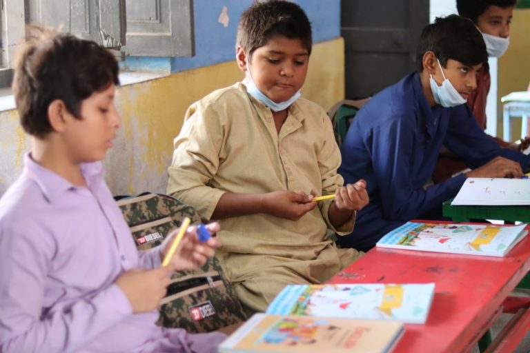 سکول ایجوکیشن ڈیپارٹمنٹ جنوبی پنجاب کے زیر اہتمام ہوٹلوں اور ورکشاپس پر کام کرنے والے محنت کش بچوں کے لیے ملتان میں صبح نو اسکول کا قیام عمل میں لایا گیا ہے، زیر نظر تصویر میں اس اسکول کے بچے تعلیمی سرگرمیوں میں مصروف ہیں۔